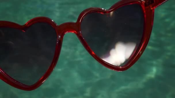 Κλείσιμο Του Κόκκινες Καρδιές Γυαλιά Ηλίου Στο Φόντο Πισίνα Στο — Αρχείο Βίντεο