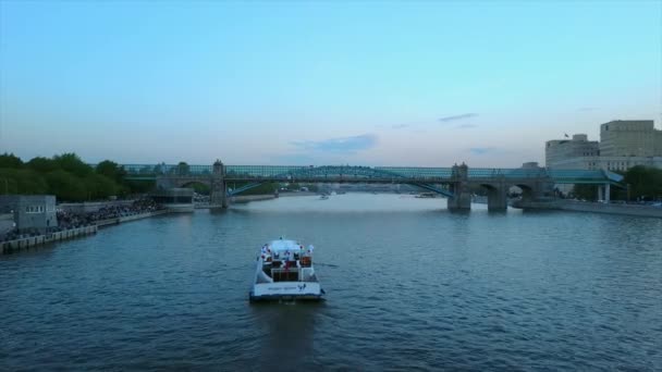 Schemering Moskoe Rivier Verkeer Gorky Park Voetgangersbrug Antenne Panoramisch Rusland — Stockvideo