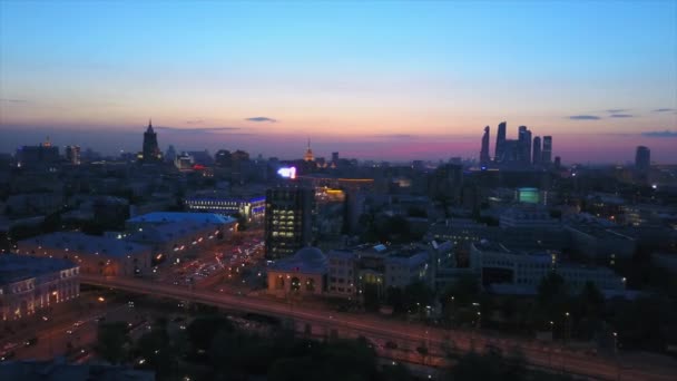 夜の日没モスクワ市ゴーキーパークリバーベイガーデンリング空中パノラマ4Kロシア — ストック動画