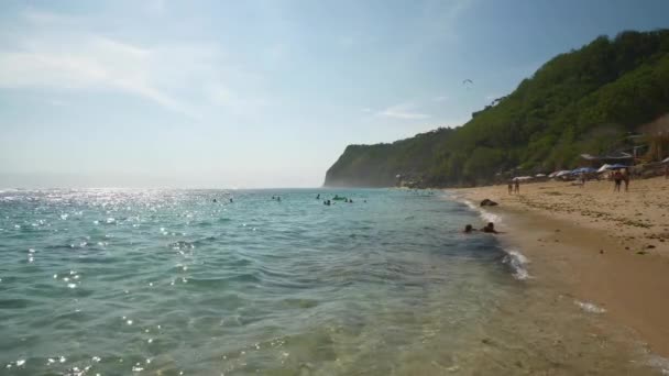Giornata Sole Sull Isola Bali Costa Affollata Della Spiaggia Melasti — Video Stock