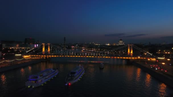 Noche Iluminado Moscow Río Barco Tráfico Krymsky Puente Aéreo Panorámica — Vídeos de Stock