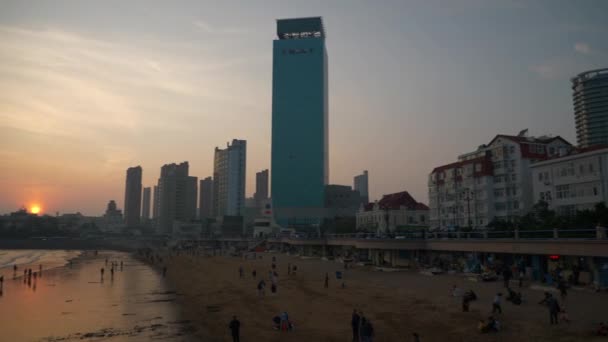 Ora Del Tramonto Qingdao Città Famosa Affollata Spiaggia Pubblica Panorama — Video Stock