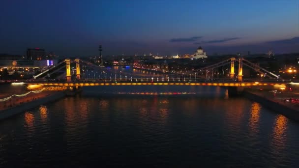 Noc Światło Moskwa Rzeka Statek Ruch Krymsky Most Powietrzny Panoramiczny — Wideo stockowe