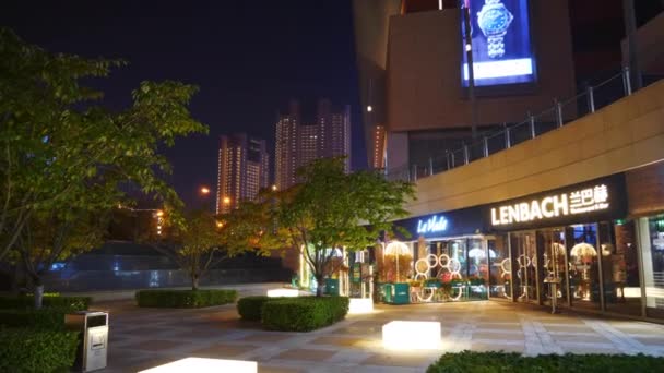 夜の時間は 中国の青島市で有名な近代的なモールを照らした — ストック動画