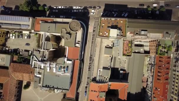 イタリア ミラノ市での生活ブロック屋根や道路交通の空中ビュー — ストック動画