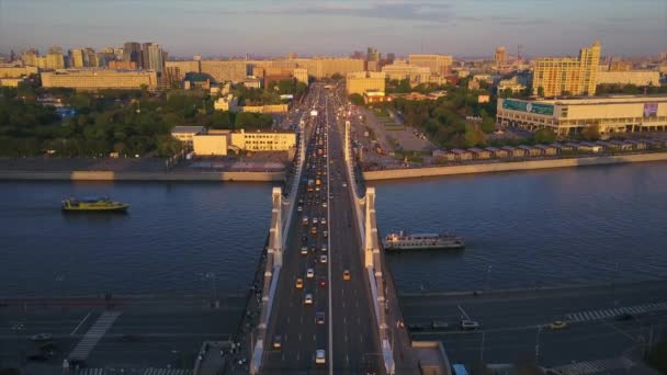 Moscow Ποτάμι Διάσημο Krymsky Γέφυρα Κυκλοφορίας Εναέρια Ηλιοβασίλεμα Χρόνο Πανοραμική — Αρχείο Βίντεο