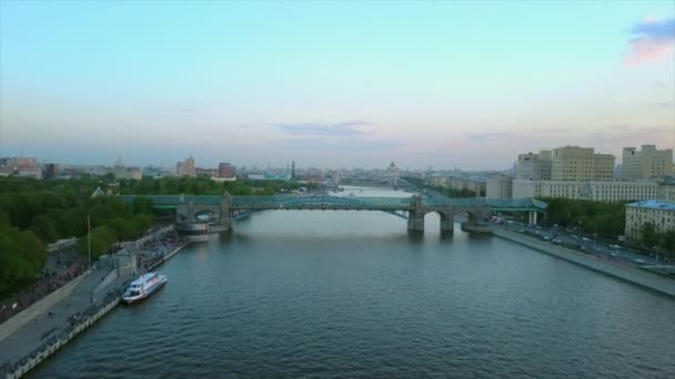 Pôr Sol Céu Moscow Rio Famoso Gorky Parque Pedestre Ponte — Vídeo de Stock