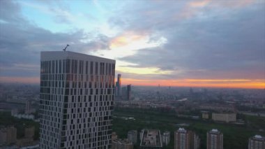 Günbatımı gökyüzü Moskova modern yaşam bloğu şehir manzarası panoramik 4k Rusya