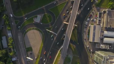 Güneşli bir akşam, Moskova kavşağında hava trafiği 4k rusya manzarası
