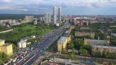Güneşli yaz günü Moskova 'nın ünlü şehir manzarası trafik bulvarı havadan panoramik 4k Rusya