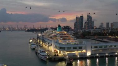 Singapur, Sentosa Adası 'ndaki apartmanın gün batımı aydınlatması 