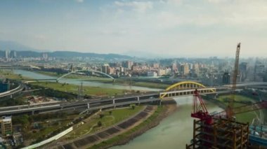 Nehir köprüleri olan güneşli şehir manzarası Taipei, Tayvan 'da inşaat, 4k, zaman aşımı 