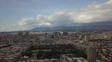 Tayvan 'ın Taipei şehrindeki mimarinin havadan görünüşü, 4k