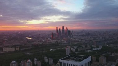 Günbatımı gökyüzü Moskova şehri modern blok şehir havadan panoramik 4k Rusya