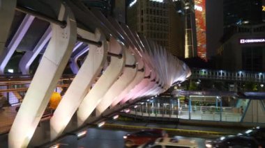 Jakarta şehrinde gece aydınlığı. Yaya köprüsü. Endonezya 'da. Sokak panoraması, 4K 