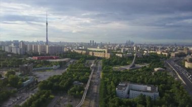 Gündüz vakti Moskova 'nın ünlü Vdnh şehri havadan panoramik 4k Rusya