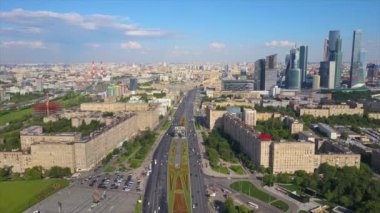 Gündüz vakti modern Moskova şehri ünlü Kutuzovsky trafik bulvarı havadan panoramik 4k Rusya
