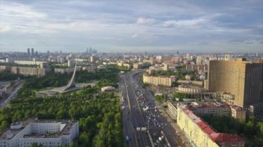 güneşli bir gün Moskova şehir manzarası trafik beklentisi mira havadan panoramik 4k Rusya
