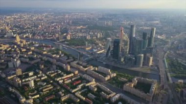 Güneşli gün batımı Moskova modern şehir nehri havadan panoramik 4k Rusya