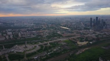 Günbatımı gökyüzü Moskova şehri poklonnaya tepe parkı havadan panoramik 4k Rusya