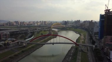 Tayvan 'ın Taipei şehrindeki mimarinin havadan görünüşü, 4k