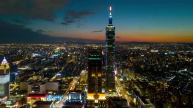 Gecenin üstündeki hava manzarası Tayvan, Taipei 'deki ünlü kuleyle şehir manzarasını aydınlattı. Zaman aşımı  