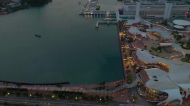 Singapur 'un Sentosa Adası' ndaki ünlü alışveriş merkezinin hava manzarası, 4K