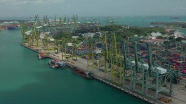 Singapur 'un Sentosa Adası' ndaki ünlü liman limanının hava manzarası. 