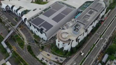 Singapur 'un Sentosa Adası' ndaki ünlü alışveriş merkezinin hava manzarası, 4K