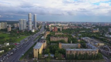 Güneşli bir yaz günü Moskova 'nın ünlü şehir manzarası havadan panoramik 4k Rusya