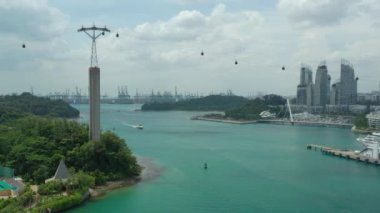 Singapur 'un Sentosa Adası' ndaki apartman kompleksinin hava manzarası. 