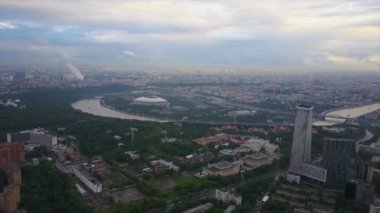 Alacakaranlık Moskova nehri ünlü luzniki şehir manzarası panoramik 4k Rusya