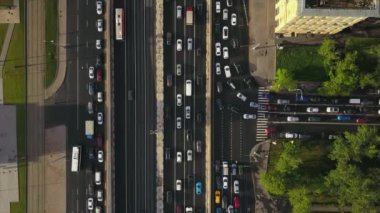 güneşli bir gün Moskova şehir manzarası trafik beklentisi mira havadan panoramik 4k Rusya