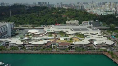 Singapur 'un Sentosa Adası' ndaki ünlü alışveriş merkezinin hava manzarası, 4K