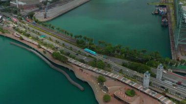 Singapur 'un Sentosa Adası' ndaki ünlü alışveriş merkezinin hava manzarası, 4K