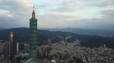 Tayvan 'ın Taipei şehrindeki mimarinin havadan görünüşü, 4k