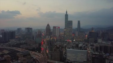 Tayvan 'ın Taipei şehrindeki mimarinin havadan görünüşü, 4k