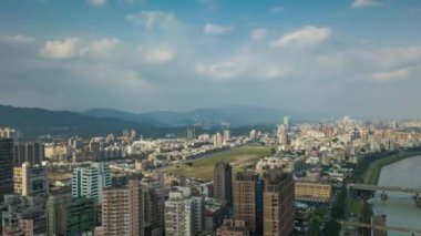 Taipei, Tayvan, 4k 'da nehri olan güneşli şehir manzarası. 