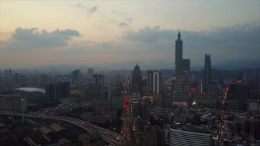 Tayvan 'ın Taipei şehrindeki mimarinin havadan görünüşü, 4k