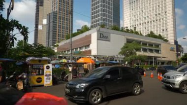 Jakarta City 'deki sokak trafiği, Endonezya' daki ünlü alışveriş merkezi geçmişi. Güneşli günde panoramik manzara, 4k  