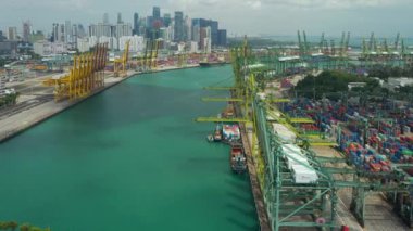 Singapur 'un Sentosa Adası' ndaki ünlü liman limanının hava manzarası. 