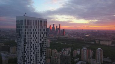 Günbatımı gökyüzü Moskova şehri modern yaşam bloğu şehir manzarası aşağı manzara panoramik 4k Rusya