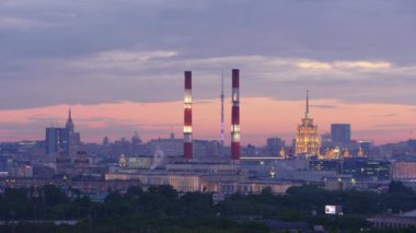 Güneş batarken Moskova, Rusya 'nın arka planında elektrik boruları. 4k, zaman aşımı 