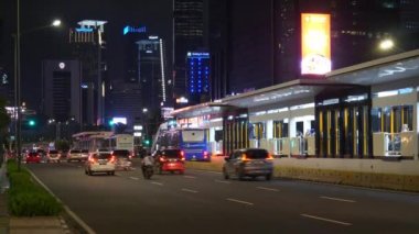 Jakarta şehrinde gece aydınlığı. Sokakta gece trafiği. Endonezya 'da. Panorama, 4k 