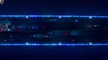 HONG KONG, ÇİN - CIRCA 2018: gece ışığı trafik yolu sokak manzaralı köprü panoraması 4k zaman aşımı