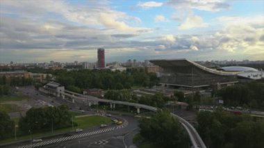 Güneşli bir gün Moskova şehir manzarası ünlü Vdnh pavyonu trafik sokağı panoramik 4k Rusya