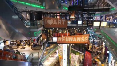 Singapur 'daki ünlü alışveriş merkezinin kalabalığı, Panorama 4k