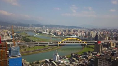 Tayvan 'ın Taipei şehrindeki mimarinin havadan görünüşü, 4k