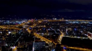 Tayvan 'ın Taipei kentindeki ünlü kuleyle gece aydınlandı. Zaman aşımı  