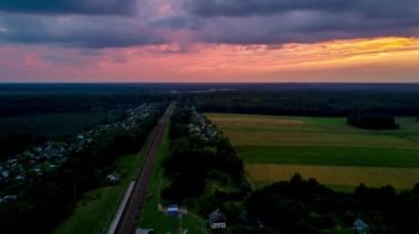Arazi ve ormanların üzerinde gün batımı gökyüzü, Belarus, hava manzarası, 4k 